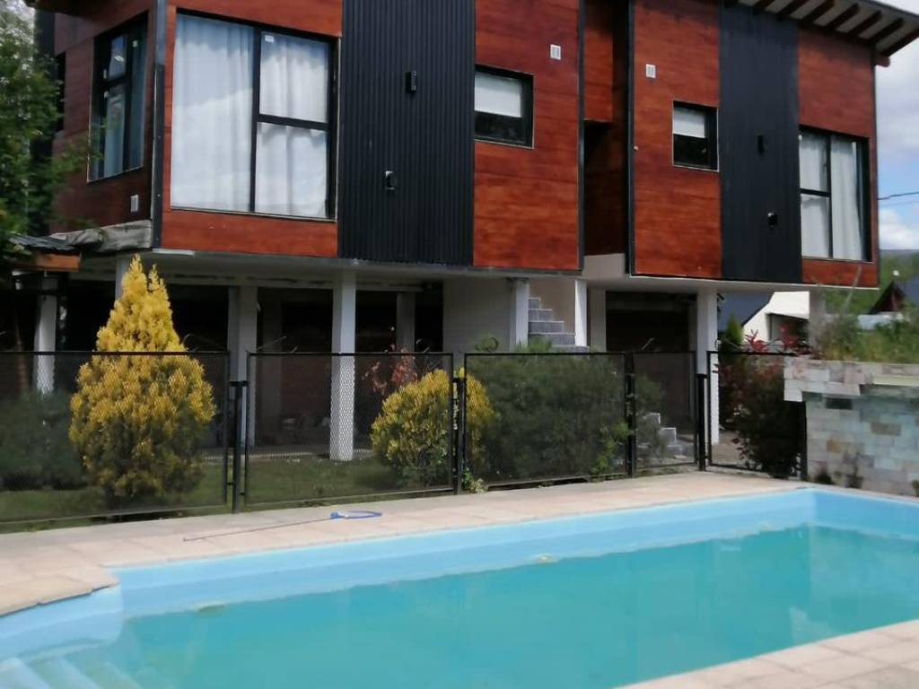 Pileta y edificio de los departamentos · Lugar de Descanso, El Bolsón