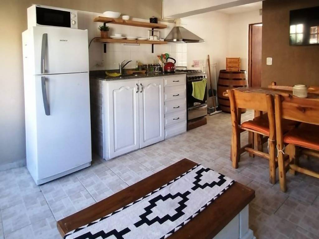 Cocina con heladera · Lugar de Descanso, El Bolsón