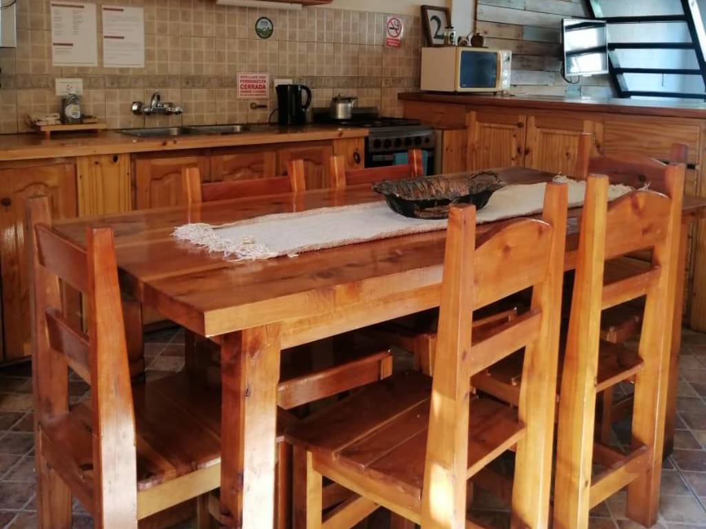Cocina comedor de madera · Lugar de Descanso, El Bolsón