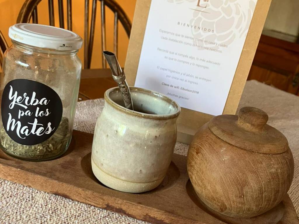 Detalle de bienvenida con yerba para el mate · Lugar de Descanso, El Bolsón