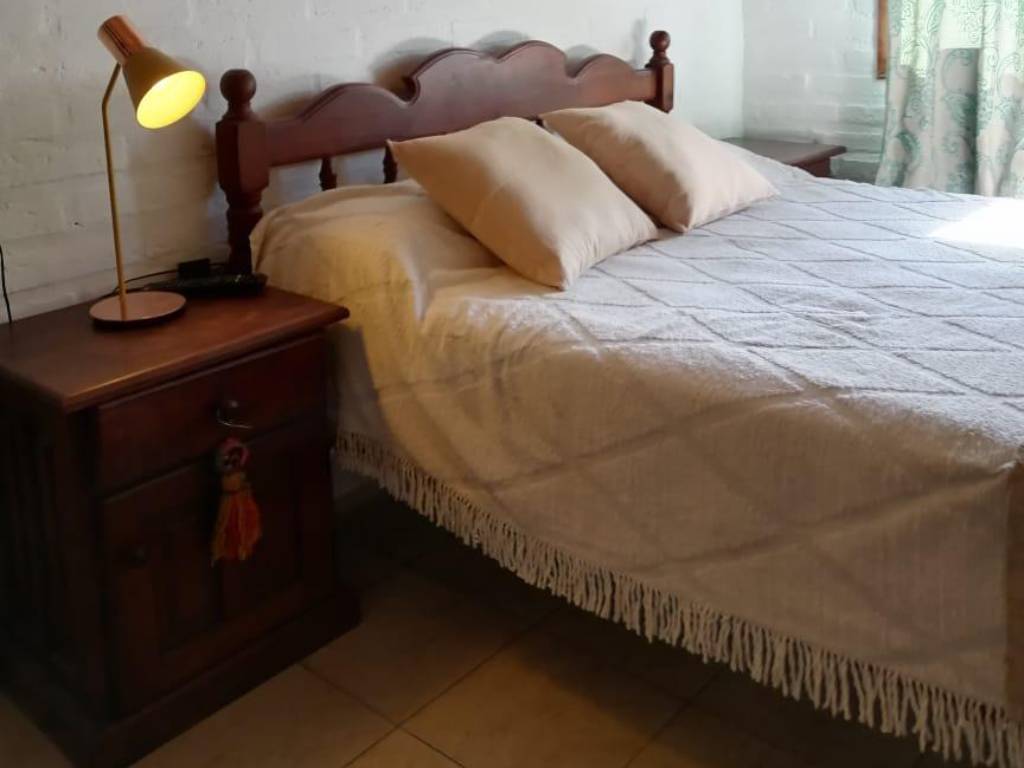 Dormitorio con cama matrimonial · Lugar de Descanso, El Bolsón