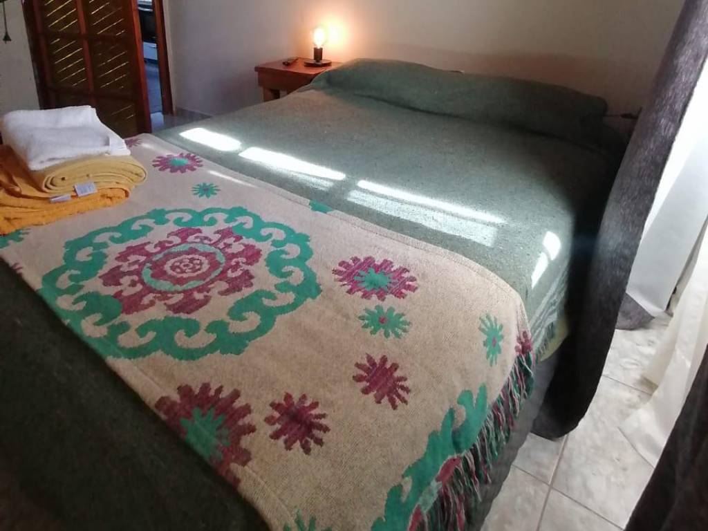 Dormitorio con manta bordada · Lugar de Descanso, El Bolsón