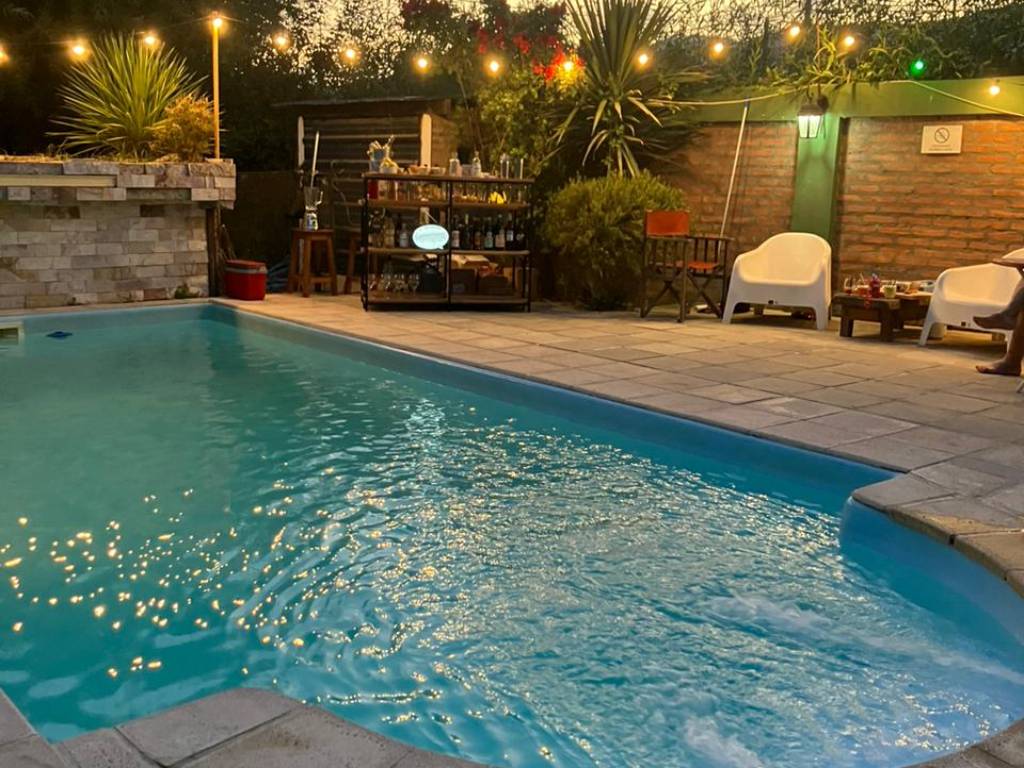 Pileta de noche con guirnaldas · Lugar de Descanso, El Bolsón