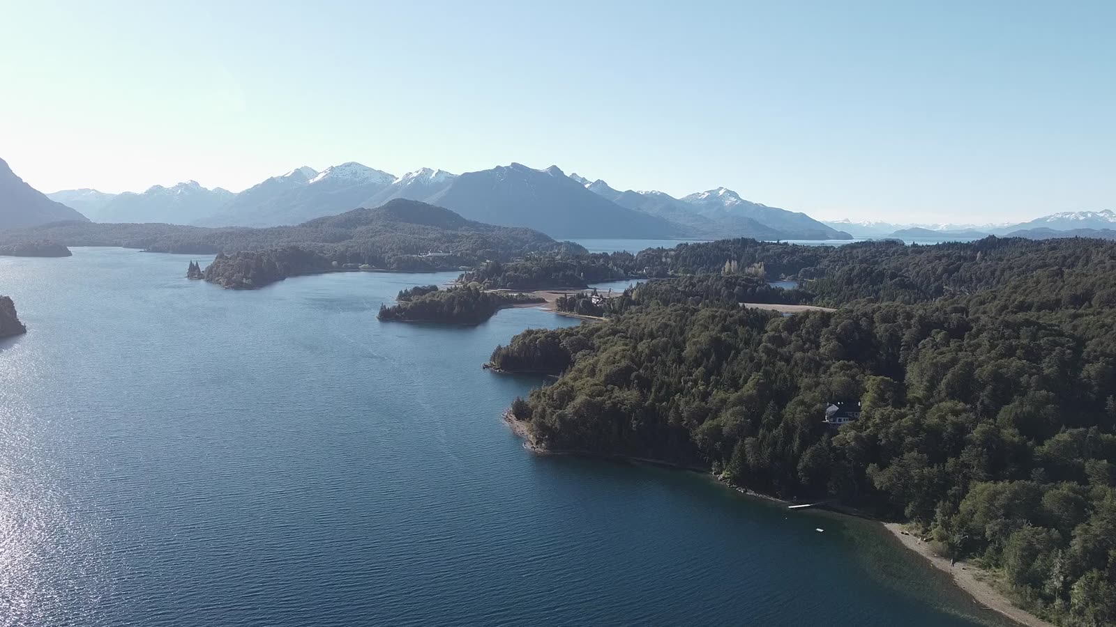 Vista aérea de los brazos del lago Nahuel Huapi con la cordillera de fondo
