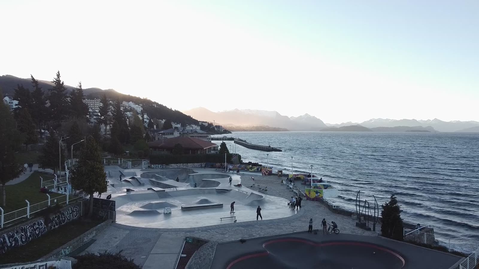 Vista aérea de la costanera de Bariloche y el lago