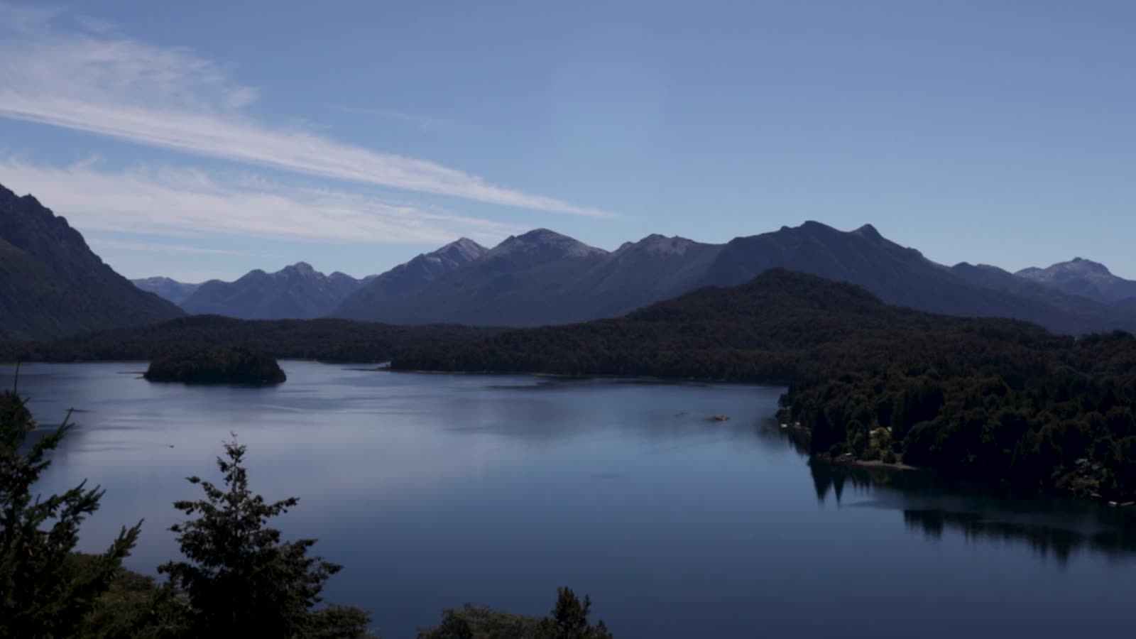 Lagos entre montañas vistos desde un mirador