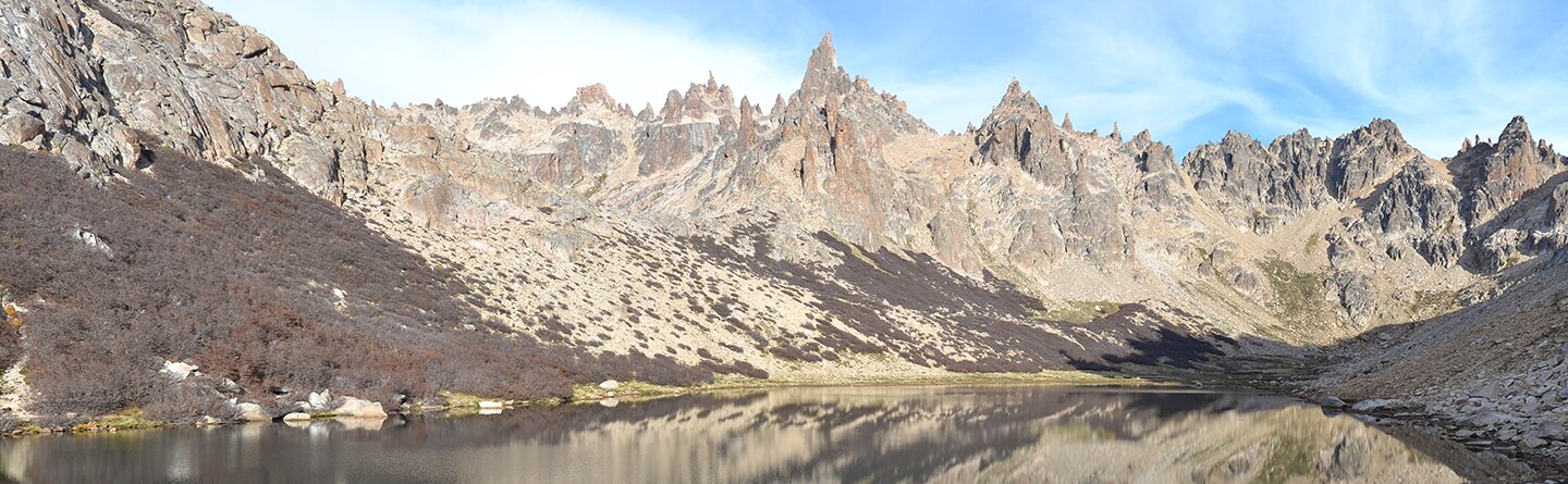 Agujas de granito y laguna de montaña cerca de Bariloche