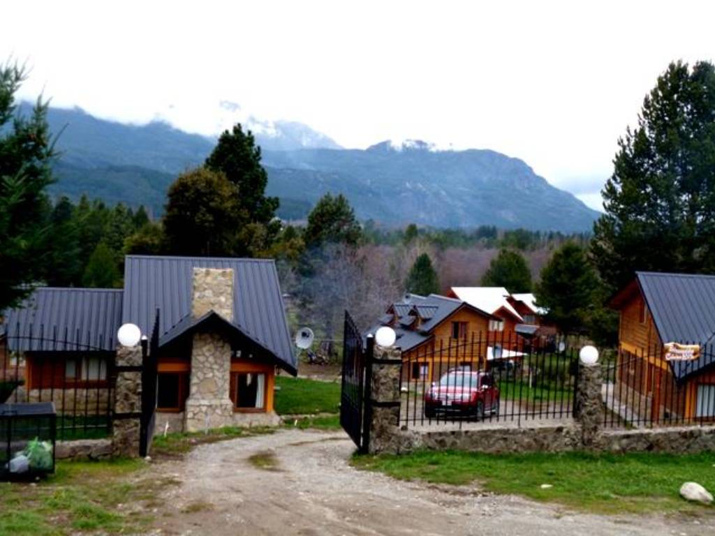 Entrada del complejo, con las montañas de fondo