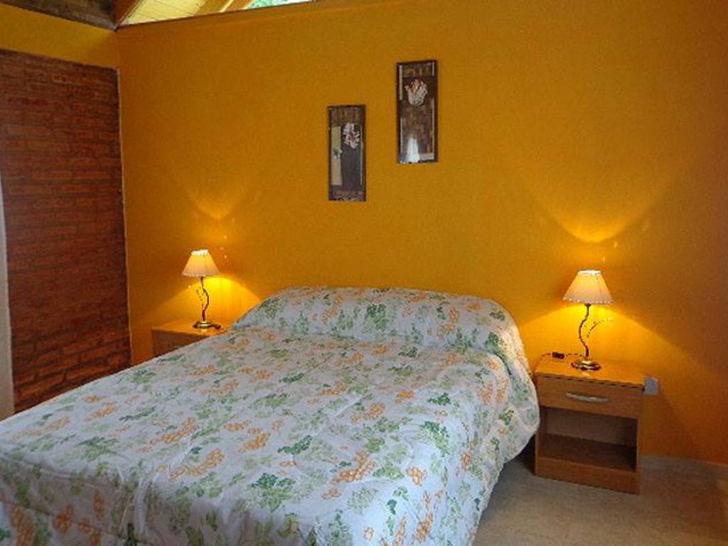 Dormitorio con cama matrimonial