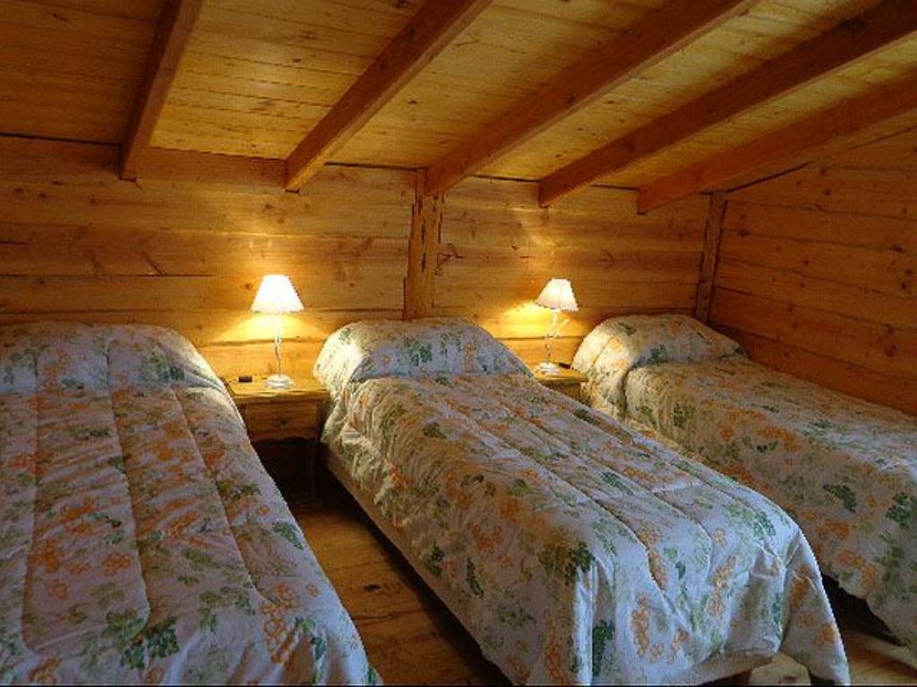 Dormitorio con tres camas