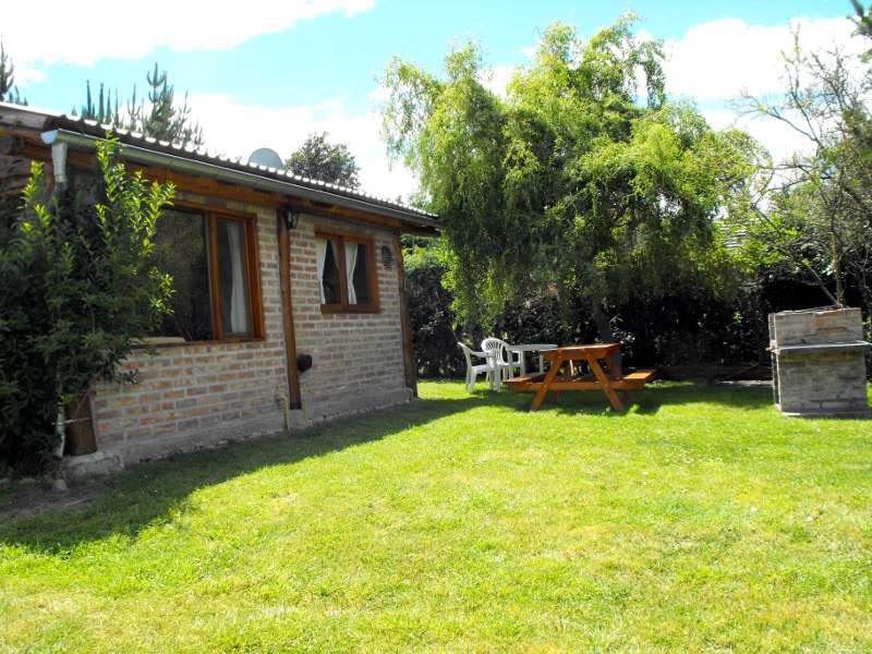 Mesa de jardín y parrilla