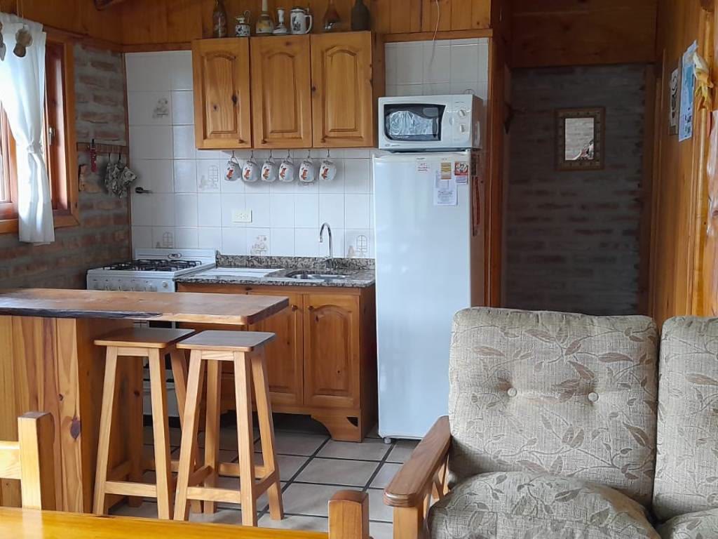 Cocina comedor con barra y sofá