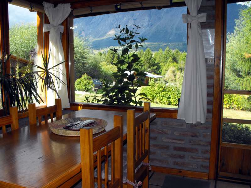 Comedor con ventanal al cerro