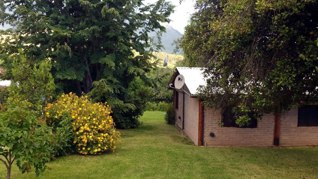 Cabaña Golondrina: Golondrina entre árboles y flores