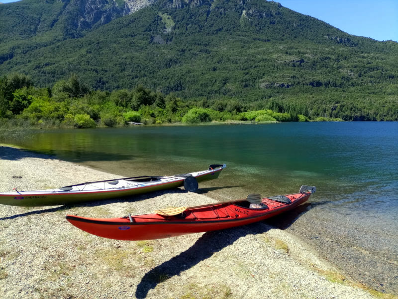 Kayaks en la orilla