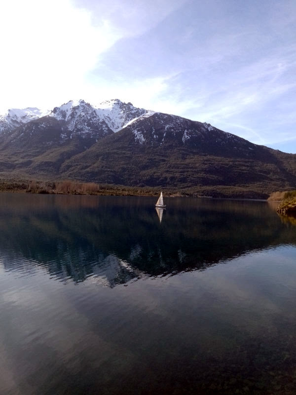 Montañas reflejadas en el lago