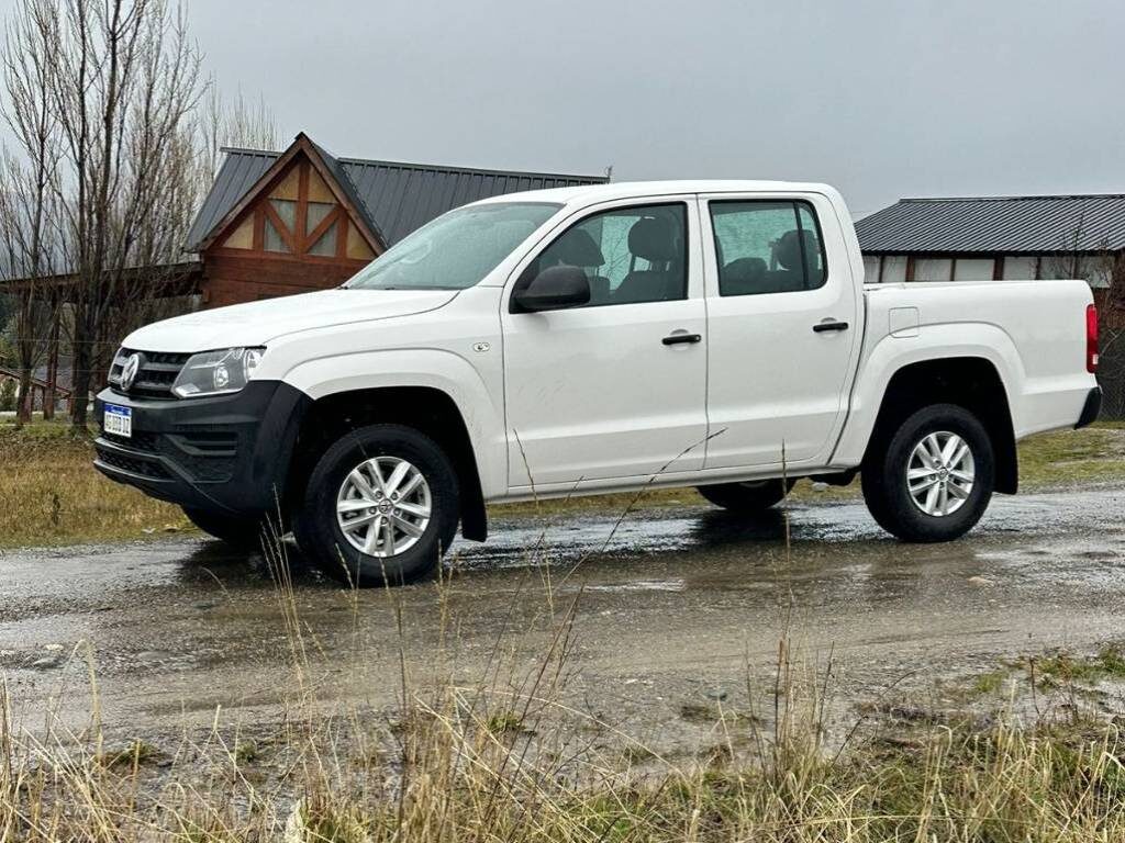 Amarok de la flota en un camino de campo