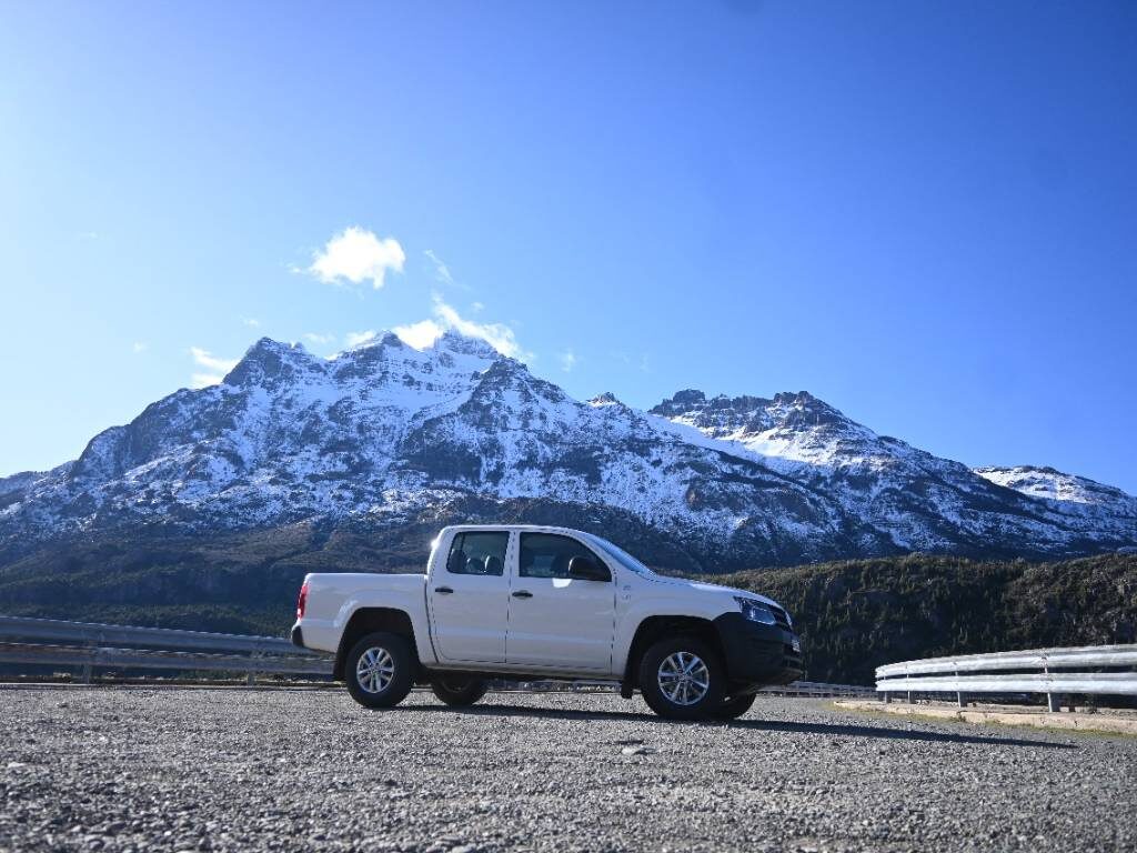 Amarok en un camino de montaña con la cordillera nevada