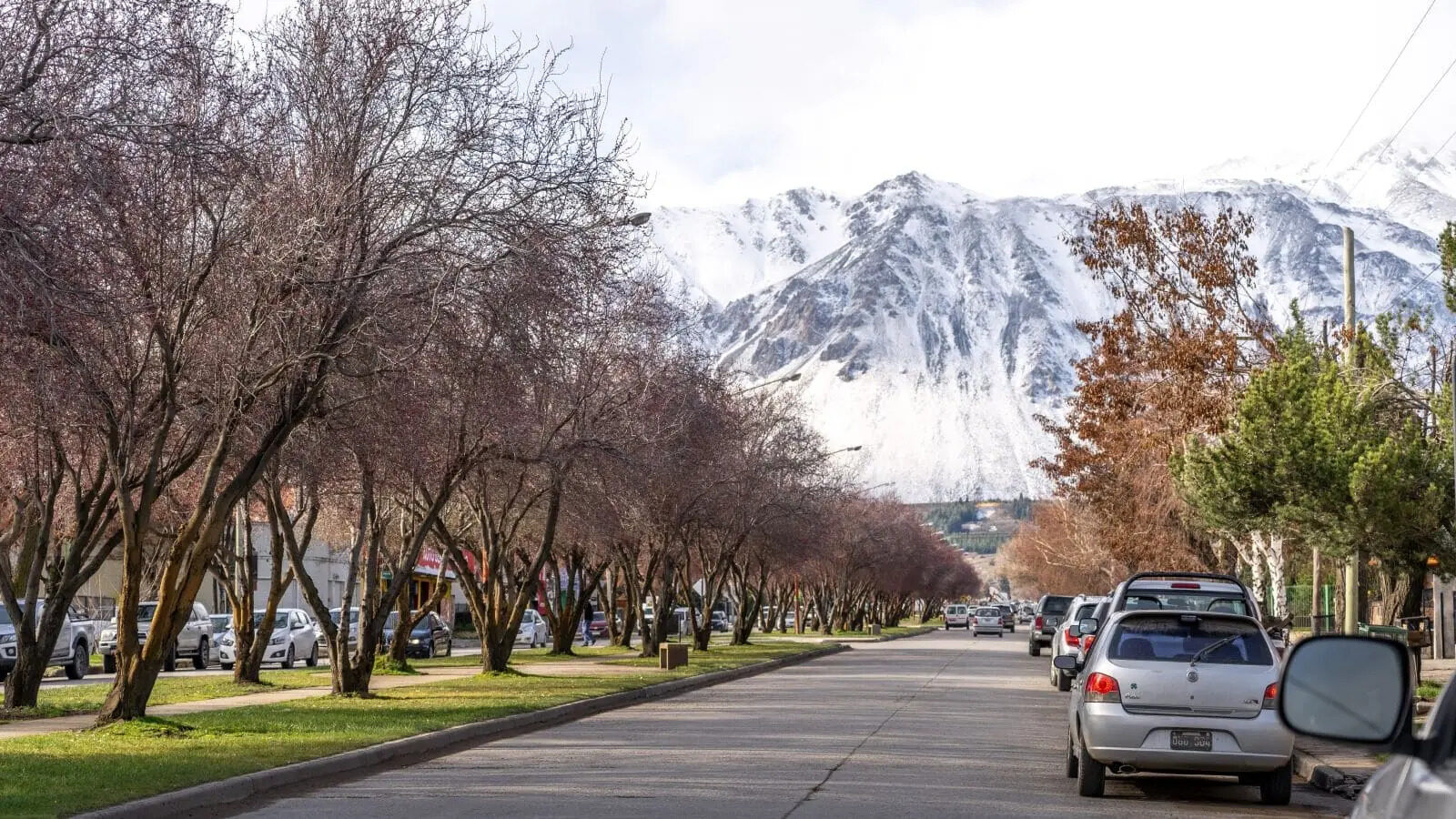 Avenida de Esquel con la cordillera nevada