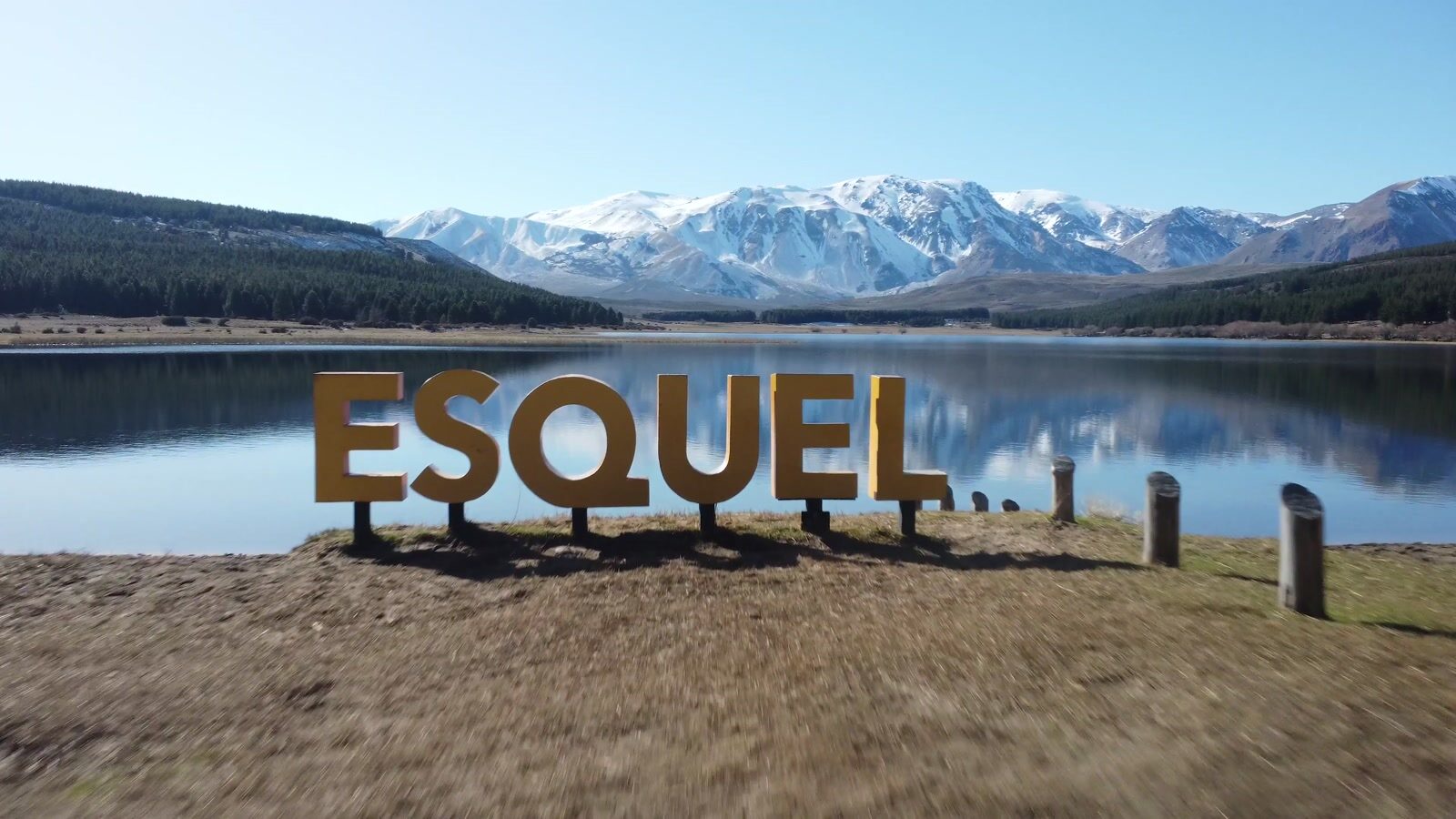 Cartel de Esquel frente a la laguna La Zeta