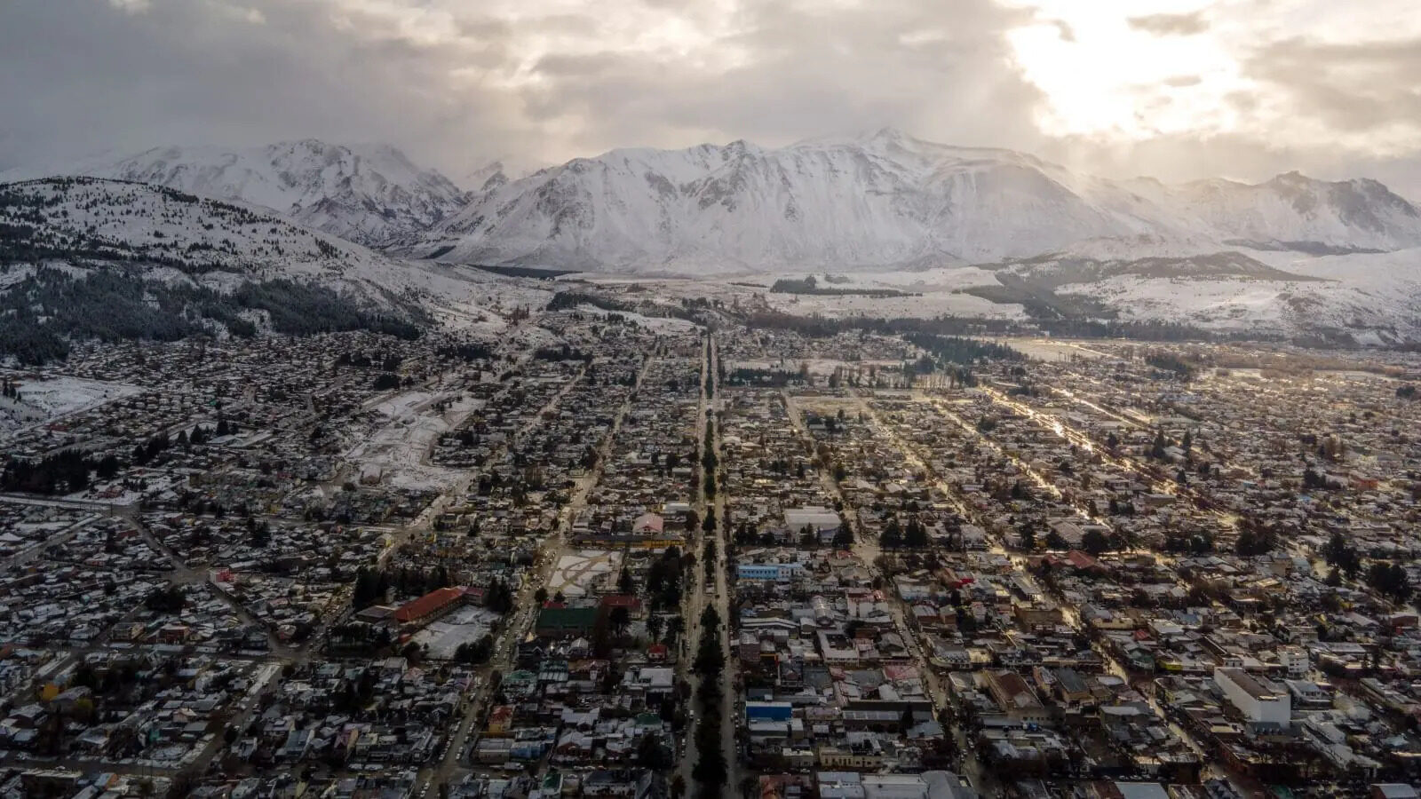 Esquel cubierto de nieve