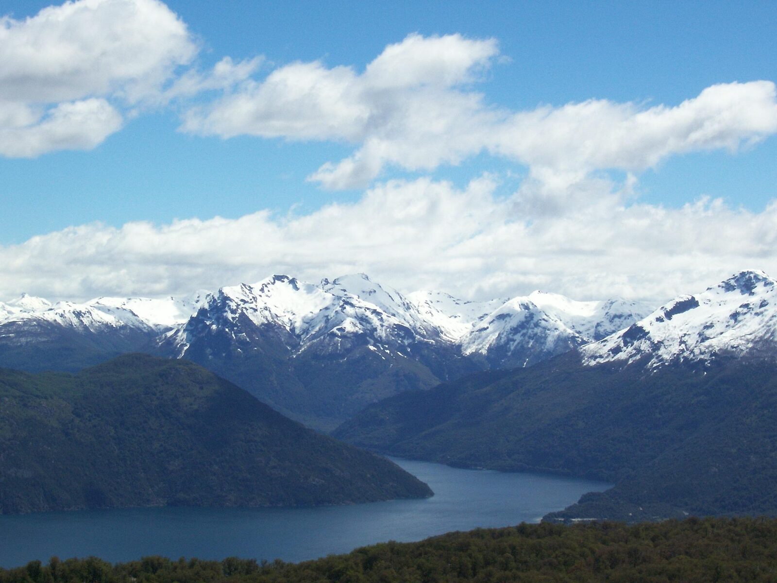 Lago Futalaufquen con la cordillera nevada en el Parque Nacional Los Alerces