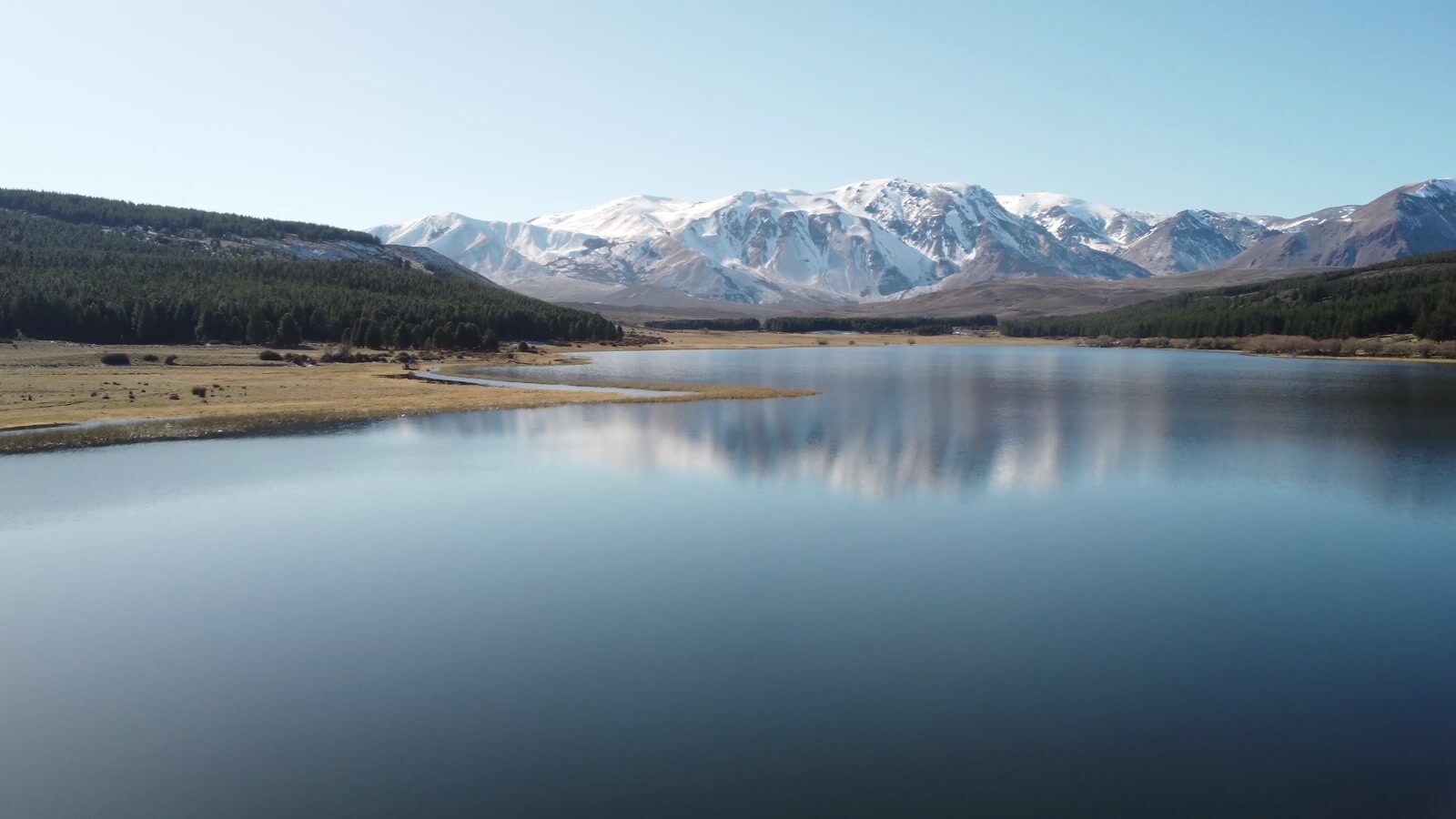 Laguna La Zeta con la cordillera nevada