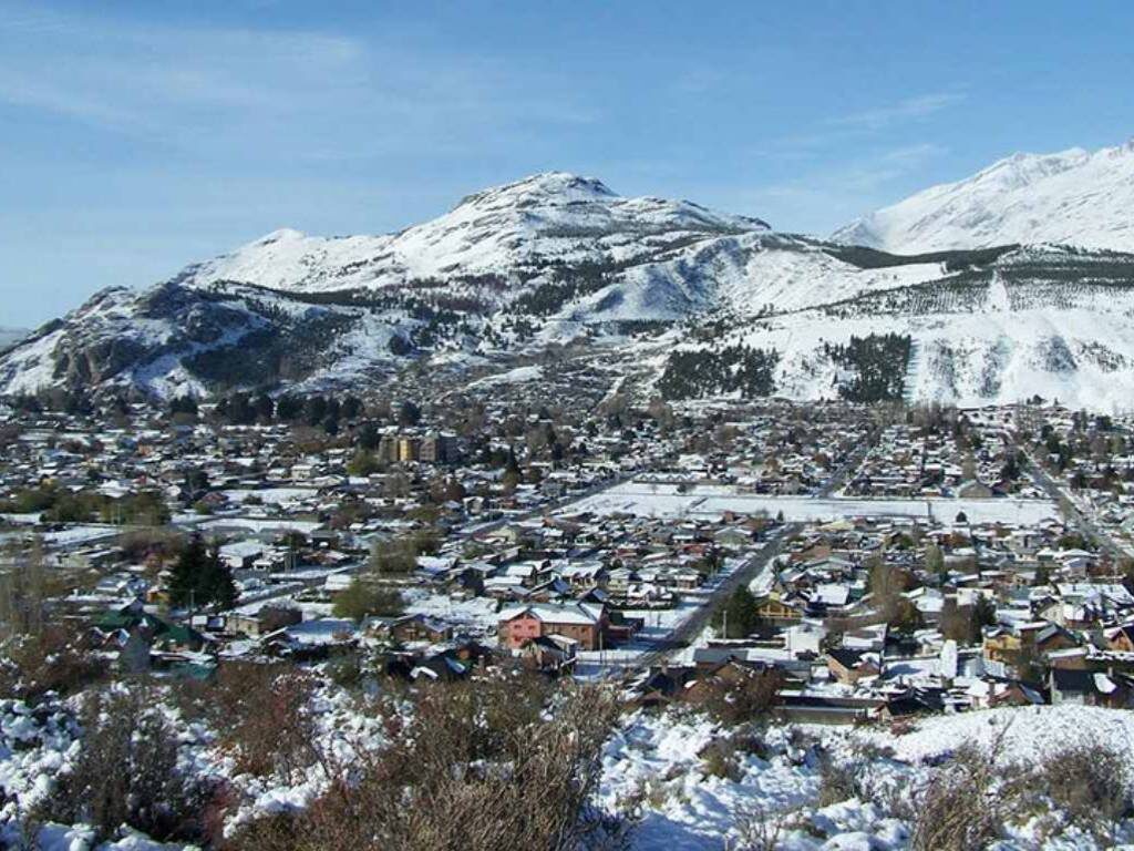 Pueblo nevado al pie de la montaña
